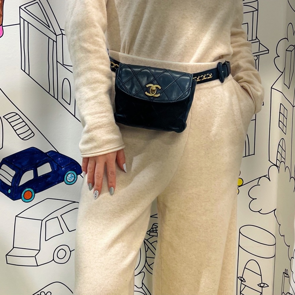 ✈️sold✈️Chanel Black Gold Bag Bum bag Belt - Picture 1 of 16